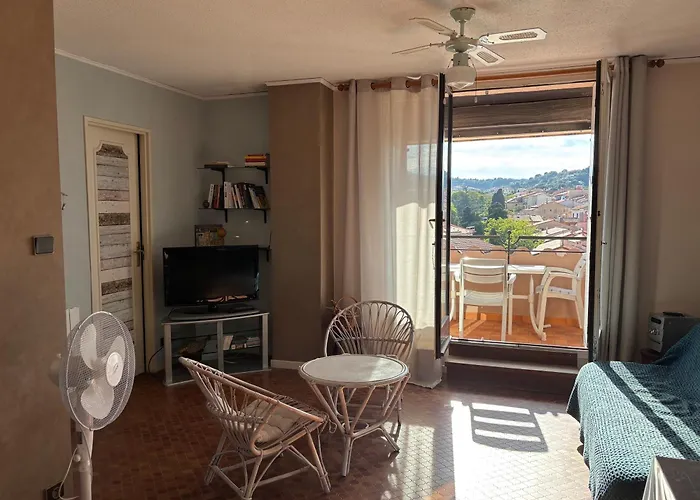 Appartement T3 Dans Résidence Avec Parking Et Piscine, Situé Au 3ème étage