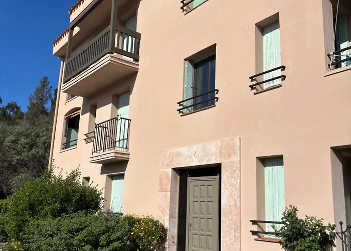 T3 Dans Avec Parking Et Piscine, Situe Au 3eme Etage * Κολιούρ